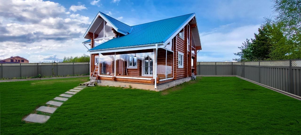 Мягкие окна на веранде загородного дома в Кромах